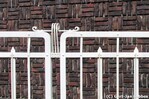 Het hekwerk van de monumentale brug tegen achtergrond van metselverbanden
<br/>
Gert-Jan Lobbes, 2017
